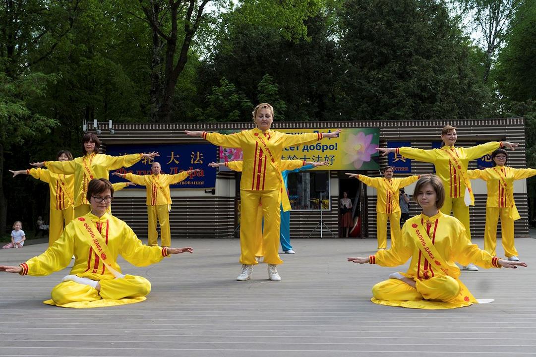 Oslavy mezinárodního dne Falun Dafa v Moskvě, Rusko. (minghui.org)