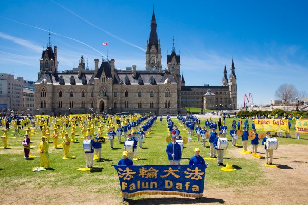 Oslavy mezinárodního dne Falun Dafa na Parliament Hill, Ottawa, Kanada, 8. května 2019. (Evan Ning/The Epoch Times)