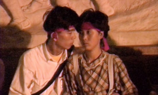 Snímek mladého páru sedícího na horním schodu Památníku lidových hrdinů v Pekingu 4. června 1989. Kanadský novinář Arthur Kent natočil video kolem 3:00 ráno, předtím, než čínská armáda zcela zablokovala východní stranu náměstí Nebeského klidu. (Zdroj Arthur Kent)