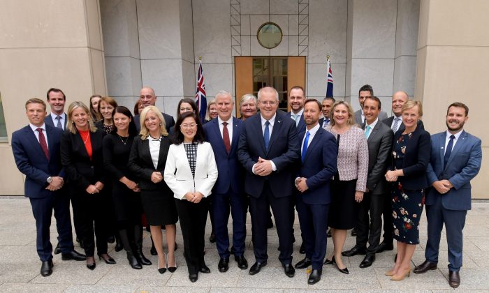 Nově zvolený premiér Scott Morrison na fotografii s vládními poslanci a senátory po společném zasedání ve sněmovně australského parlamentu 28. května 2019 v Canberra, Austrálie. (Tracey Nearmy / Getty Images)