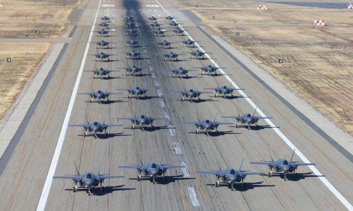 36 stíhaček F-35A na runwayi letecké základny Hill Air Force v Utahu, 19. listopad 2018. (George Frey / Getty Images)
