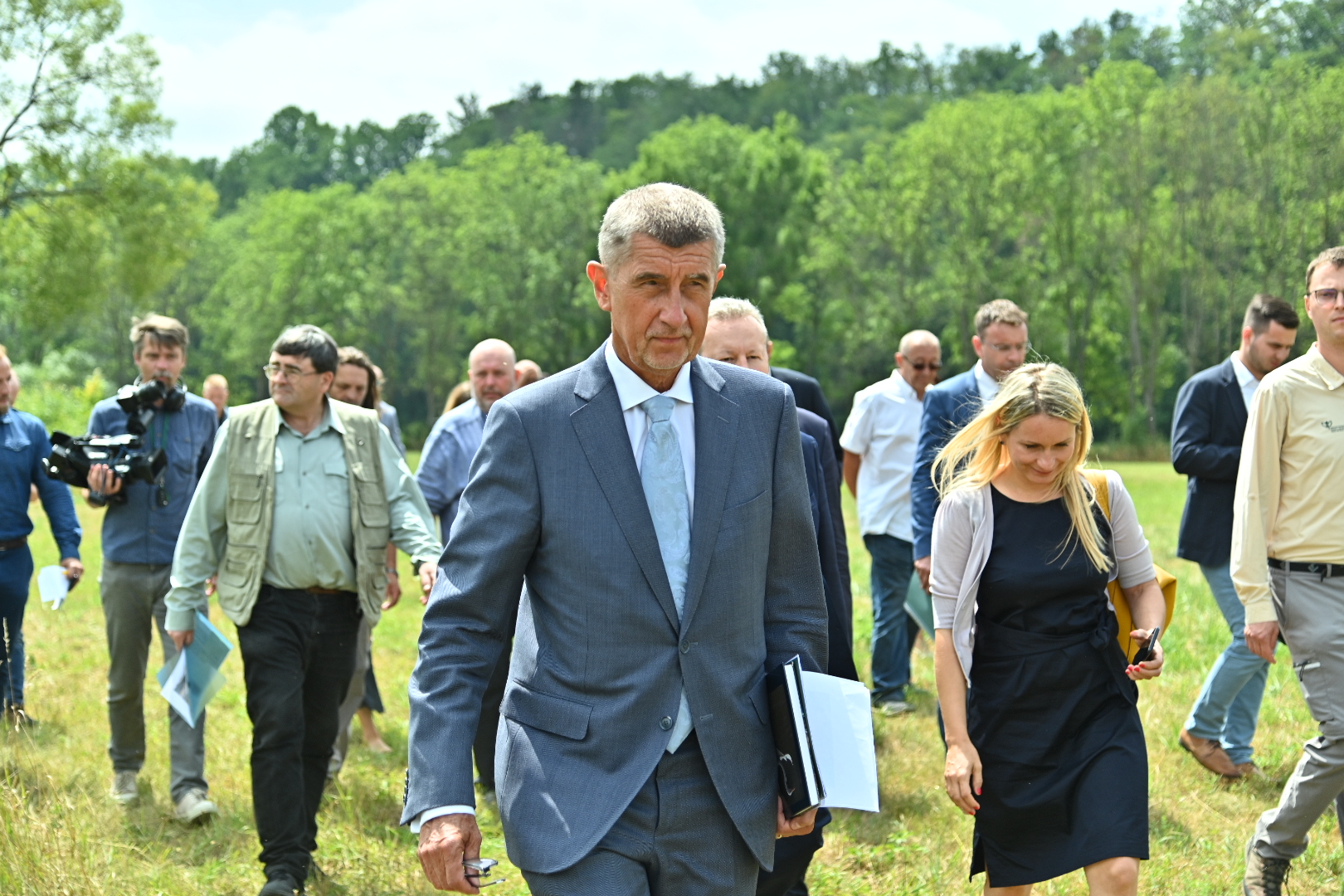 Premiér během prohlídky koryta řeky Loděnice v Nenačovicích, 17. července 2019. (vlada.cz)